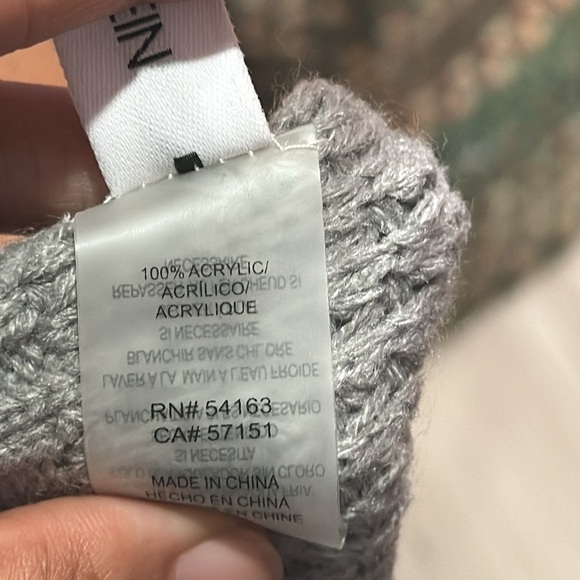 CALVIN KLEIN Women’s Gray Waffle Knit Scarf - Picture 6 of 6